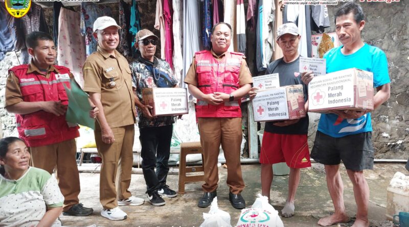 Penyerahan Bantuan PMI Kecamatan Randudongkal
