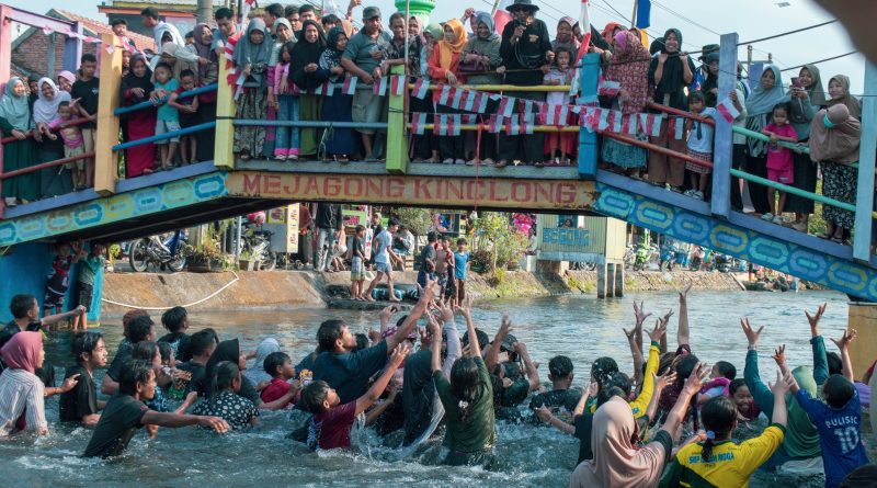 SEDEKAH KALI DAN SAWERAN TEBAR REZEKI WARNAI FESTIVAL LANGEN MEJAGONG 2026